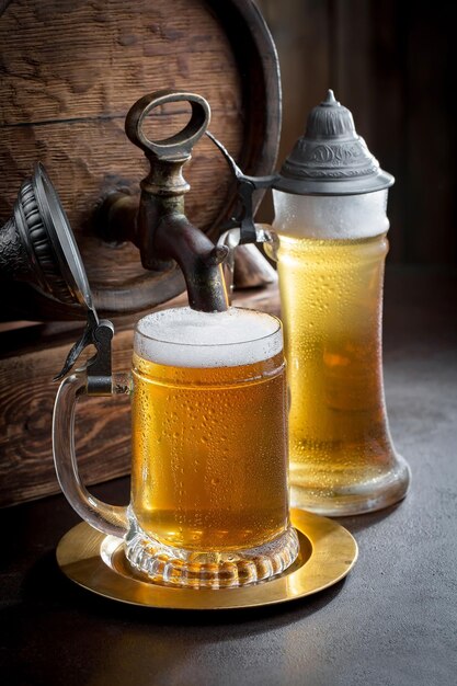 Cerveza ligera en un vaso sobre un fondo antiguo