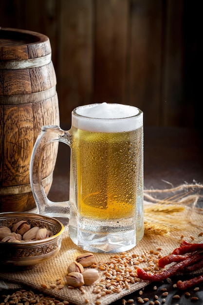Cerveza ligera en un vaso sobre un fondo antiguo
