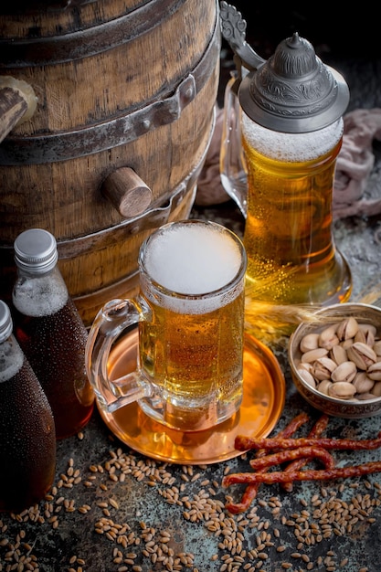 Cerveza ligera en un vaso sobre un fondo antiguo