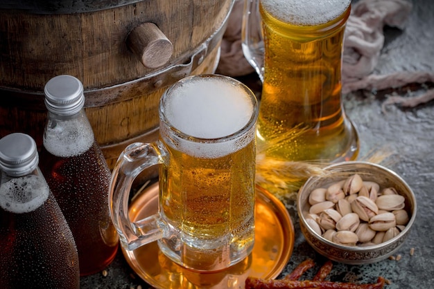 Cerveza ligera en un vaso sobre un fondo antiguo