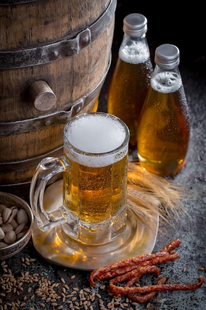 Cerveza ligera en un vaso sobre un fondo antiguo