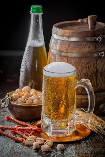 Cerveza ligera en un vaso sobre un fondo antiguo