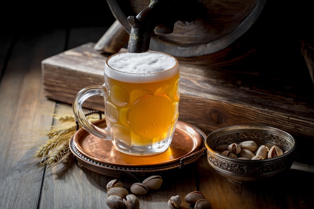 Cerveza ligera en un vaso sobre la mesa