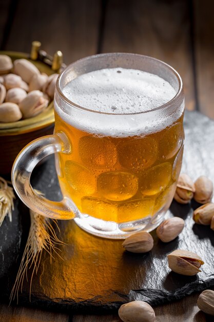 Cerveza ligera en un vaso sobre la mesa