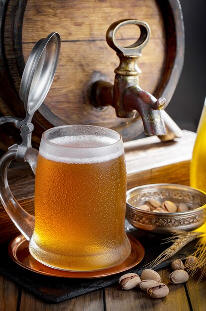 Cerveza ligera en un vaso sobre la mesa