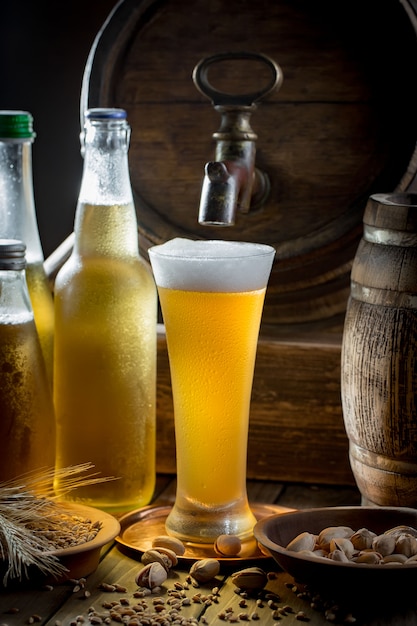 Foto cerveza ligera en un vaso sobre la mesa