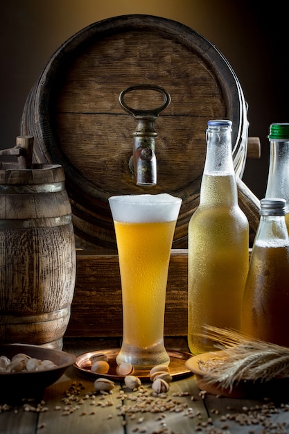 Foto cerveza ligera en un vaso sobre la mesa