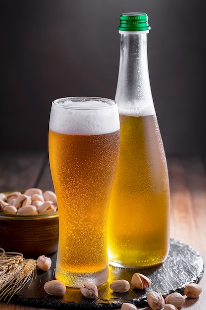 Cerveza ligera en un vaso sobre la mesa