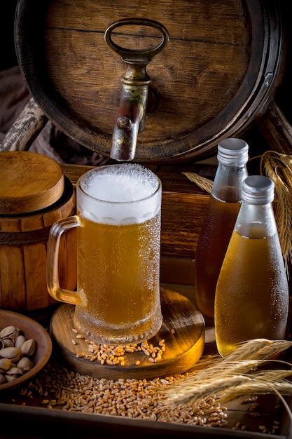 Foto cerveza ligera en un vaso sobre la mesa