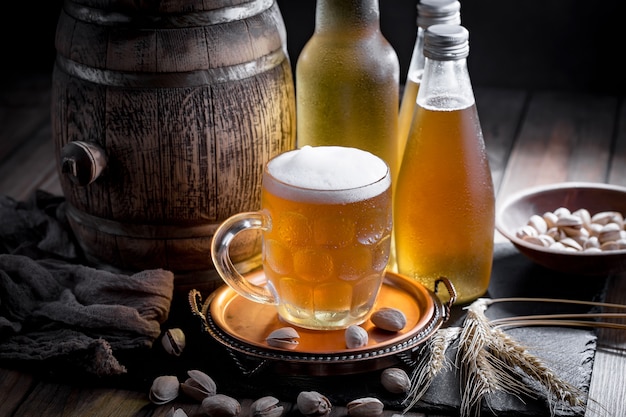 Cerveza ligera en un vaso sobre la mesa