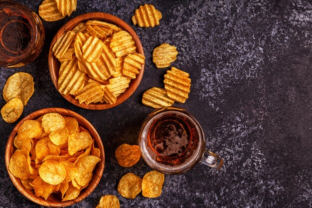 Cerveza y patatas fritas crujientes en piedra.