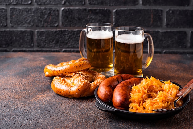 Foto cerveza, pretzels y comida bávara.