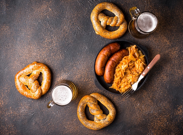 Cerveza, pretzels y comida bávara.