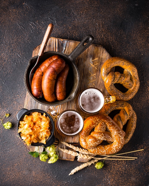 Cerveza, pretzels y comida bávara.