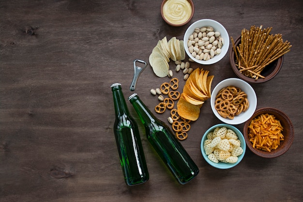 Cerveza con pretzels y varios aperitivos.