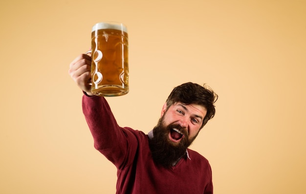 Foto cerveza pub emocional barbudo borracho hipster hombre bebiendo cerveza artesanal de taza elaboración elegante guapo