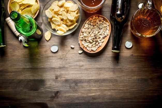 Cerveza y surtido de diferentes tipos de snacks