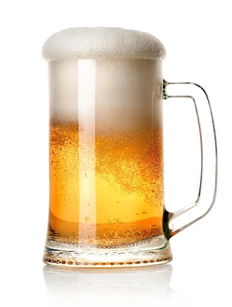 Cerveza en una taza aislado sobre un fondo blanco.