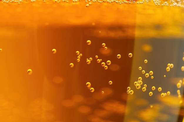 La cerveza textute se puede utilizar como fondo de enfoque suave cerca de cerveza con pocas burbujas y espacio de copia