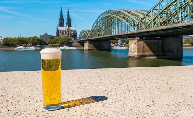 Una cerveza tradicional Kolsch en Colonia con la catedral y el puente hohenzollern