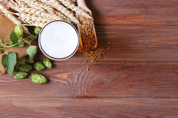 Cerveza de trigo y lúpulo en la mesa.