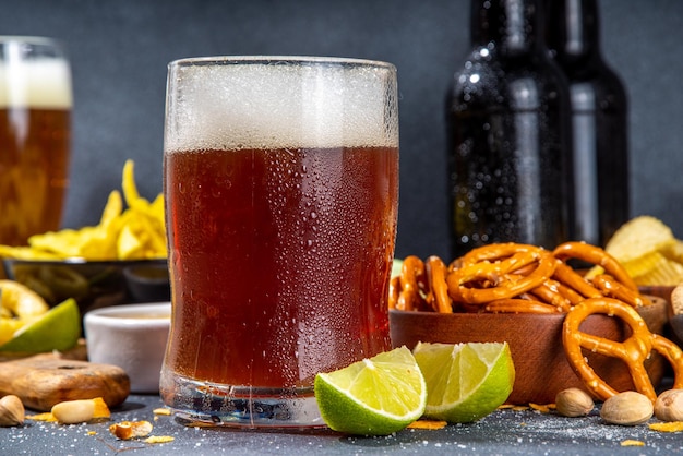 Cerveza con varios snacks