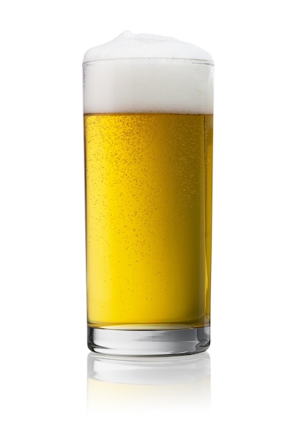 Cerveza en un vaso sobre blanco