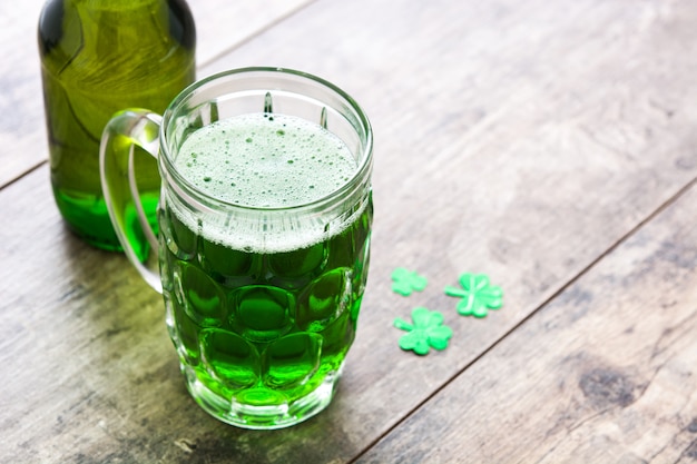 Cerveza verde fría tradicional para el Día de San Patricio en el espacio de copia de mesa de madera