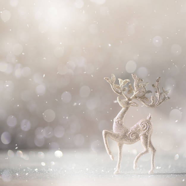 Cervos de prata do Natal do glitter no fundo cinzento com bokeh das luzes, espaço da cópia.