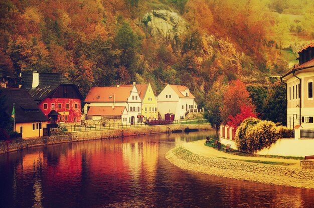 Cesky Krumlov - eine berühmte tschechische historische schöne Stadt, Blick auf den Stadtfluss und schöne Herbststraße mit bunten Gebäuden und Herbstbäumen. Reisen Sie europäischen Hintergrund