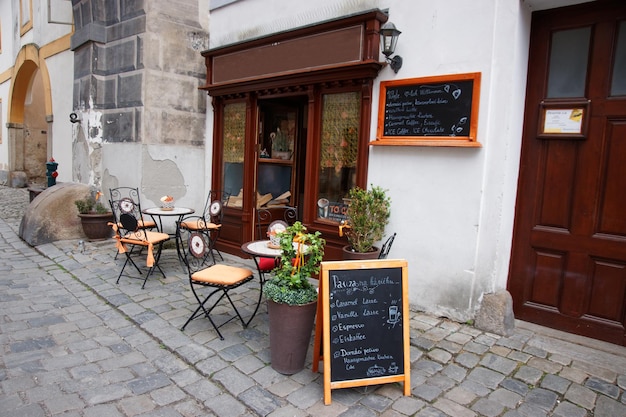 Cesky Krumlov, Tschechische Republik - 4. Mai 2014: Straßencafébar im alten Stadtzentrum von Cesky Krumlov in der Tschechischen Republik.