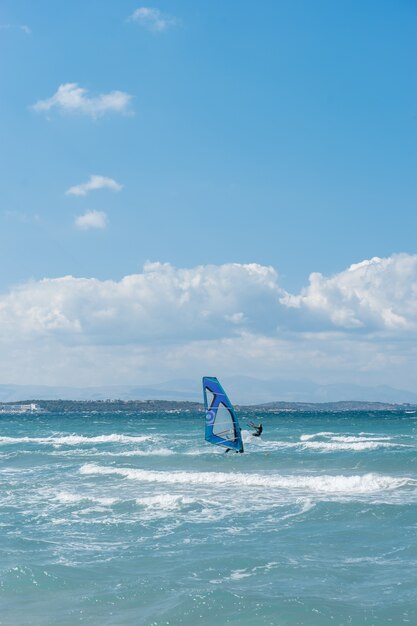 Cesme turquia 23 de setembro de 2021 windsurf na praia de ilica