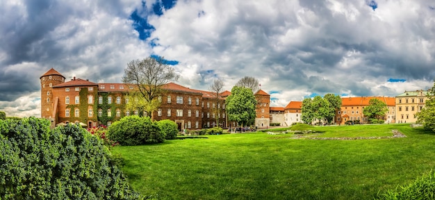 Césped en el castillo de Wawel, vista panorámica