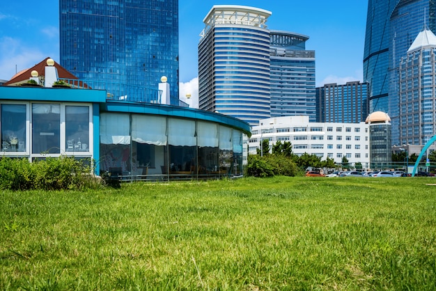 Césped del parque y arquitectura urbana moderna en Qingdao, China