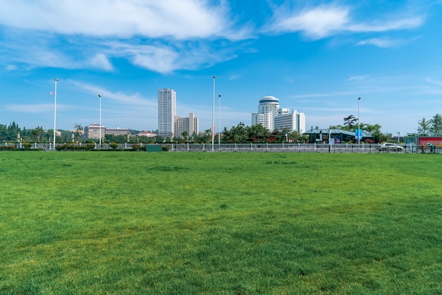 Foto césped del parque cuadrado de la ciudad