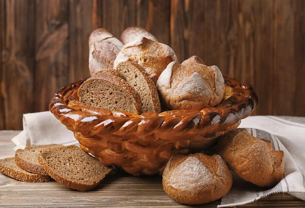 Cesta al horno con pan de centeno sobre fondo de madera