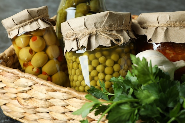 Cesta con alimentos e ingredientes encurtidos, cerrar