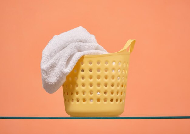 Cesta amarilla y ropa sucia Concepto de lavandería y criada