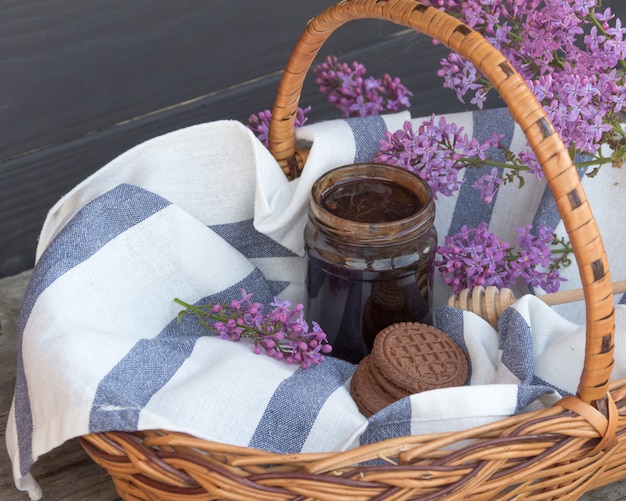 Cesta de barbacoa con tarro de chocolate postre y galletas.