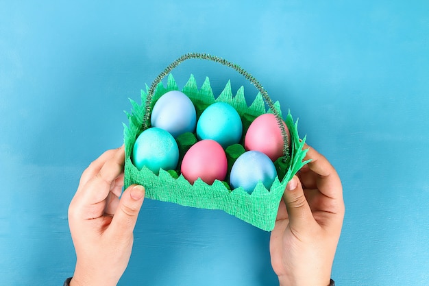 Cesta de bricolaje Huevo de Pascua de la bandeja de cartón.