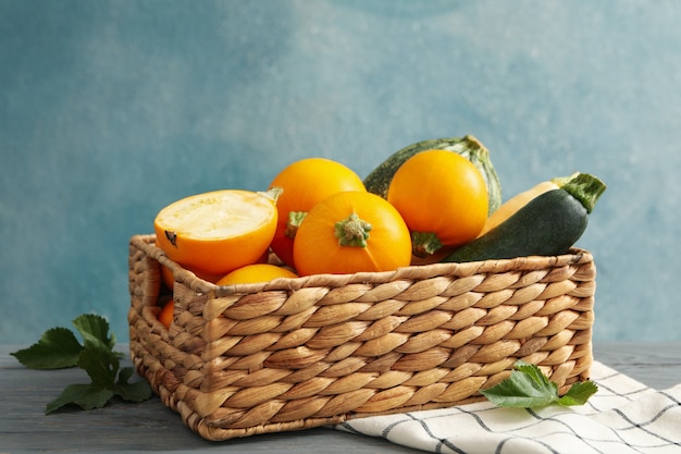 Cesta con calabacín en una servilleta de mesa de madera