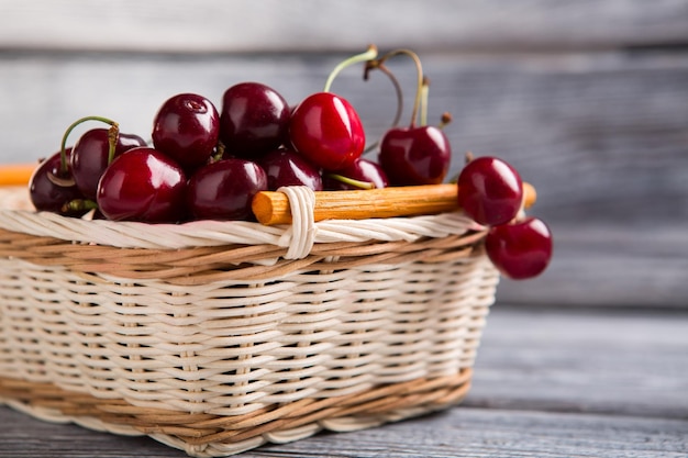Cesta cheia de cerejas frutas vermelhas escuras melhoram a saúde dos rins fresca e doce