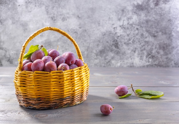 Cesta de ciruelas maduras orgánicas