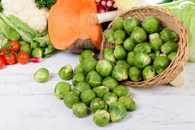 Cesta de coles de Bruselas con verduras