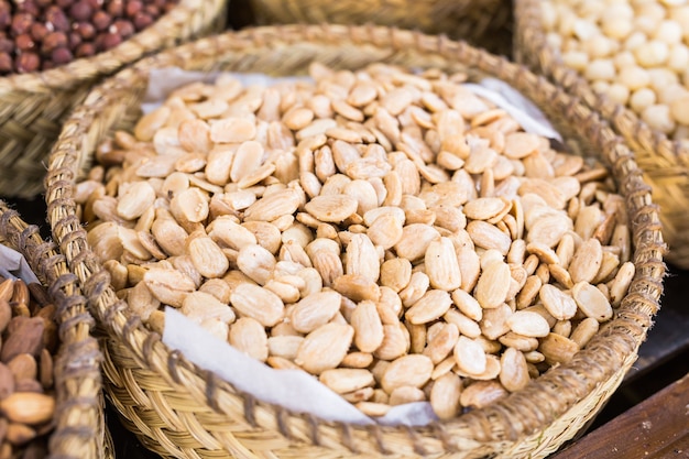 Cesta com as mais deliciosas amêndoas nozes