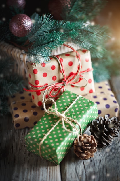 Cesta com bolas de Natal e presentes de Natal