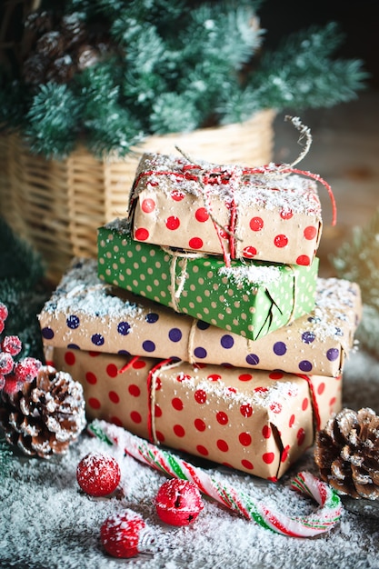 Cesta com brinquedos de Natal e presentes de Natal em um fundo de madeira