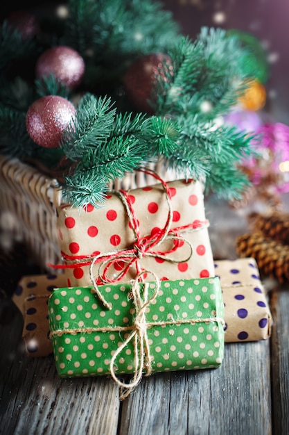 Cesta com brinquedos de natal e presentes de natal em um fundo de madeira