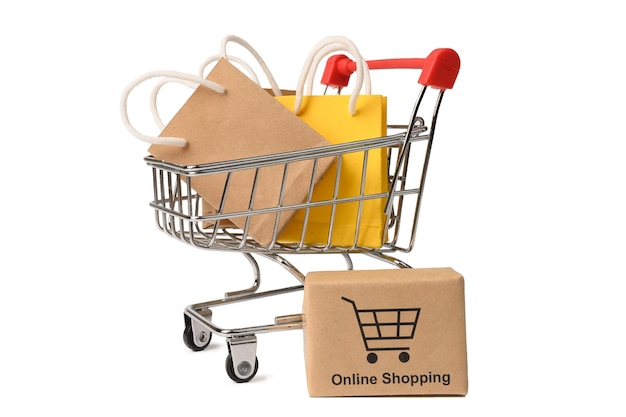 Cesta com embalagem de produtos e mercadorias. Vendas e compras online. Compras online.