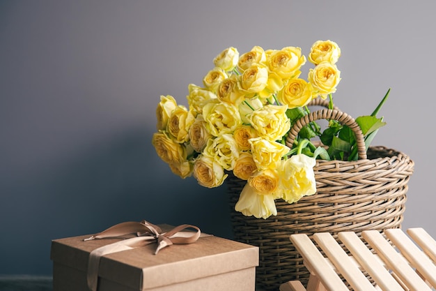 Cesta com flores amarelas e espaço de cópia de caixa de presente
